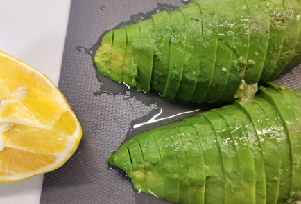 Фото шага рецепта Сэндвич с яйцами пашот авокадо и семгой 152091 шаг 6  