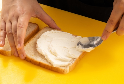 Фото шага рецепта Сэндвичи с козьим сыром и грецким орехом 139837 шаг 4  