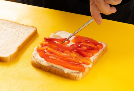 Фото шага рецепта Сэндвичи с козьим сыром и грецким орехом 139837 шаг 5  