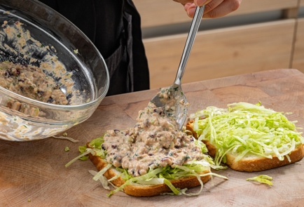 Фото шага рецепта Сэндвичи с печенью трески и вяленой клюквой 175753 шаг 10  