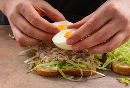 Фото шага рецепта Сэндвичи с печенью трески и вяленой клюквой 175753 шаг 11  