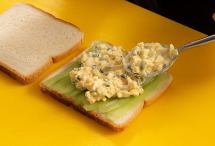 Фото шага рецепта Сэндвичи с яйцом и огурцом 139836 шаг 5  