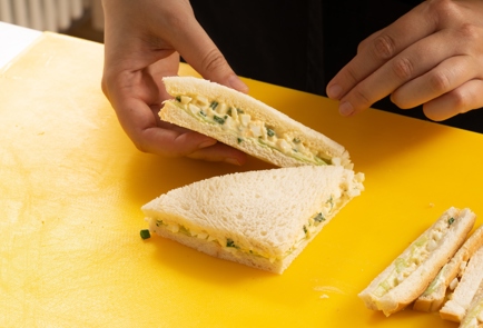 Фото шага рецепта Сэндвичи с яйцом и огурцом 139836 шаг 6  