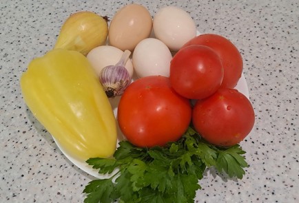 Фото шага рецепта Шакшука на сковороде со свежими помидорами 186612 шаг 1  