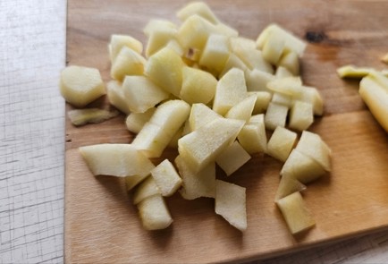 Фото шага рецепта Шарлотка с грушами и яблоками 186710 шаг 7  