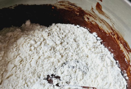 Фото шага рецепта Шоколадные кексы с черносливом 186711 шаг 7  