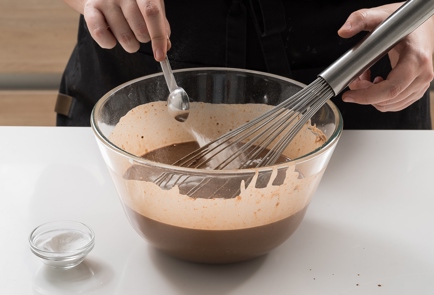 Фото шага рецепта Шоколадные оладушки с вишней 138732 шаг 2  