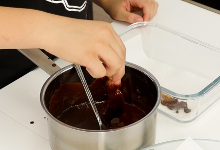 Фото шага рецепта Шоколадный брауни с беконом и бурбоном 94009 шаг 6  