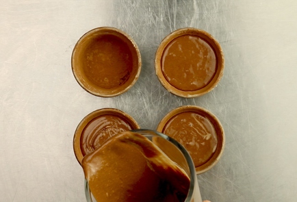 Фото шага рецепта Шоколадный фондан со сливочным мороженым 53707 шаг 5  