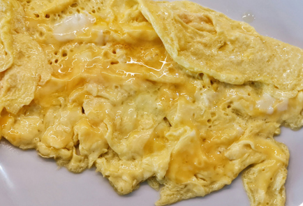 Фото шага рецепта Скрэмбл из перепелиных яиц с авокадо и моцареллой 151508 шаг 12  