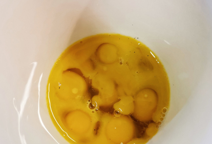 Фото шага рецепта Скрэмбл из перепелиных яиц с авокадо и моцареллой 151508 шаг 4  