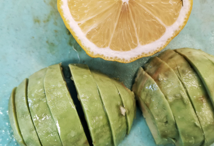 Фото шага рецепта Скрэмбл из перепелиных яиц с авокадо и моцареллой 151508 шаг 6  