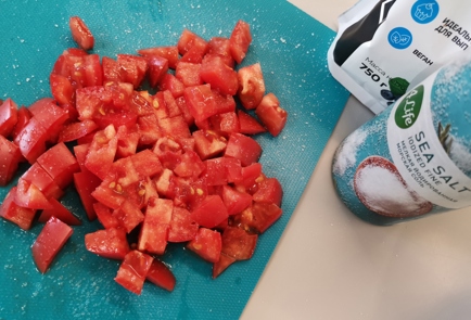 Фото шага рецепта Скрэмбл с томатами и луком 186549 шаг 2  