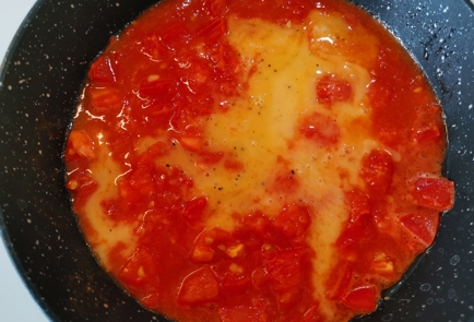 Фото шага рецепта Скрэмбл с томатами и луком 186549 шаг 6  