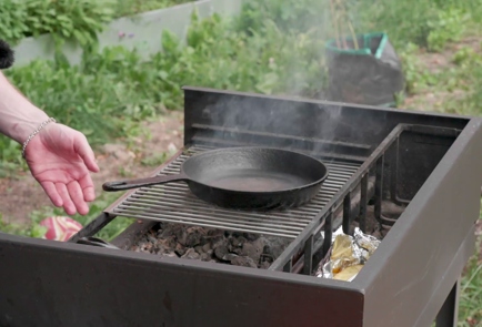 Фото шага рецепта Скумбрия на мангале с кабачками и лисичками 174462 шаг 13  