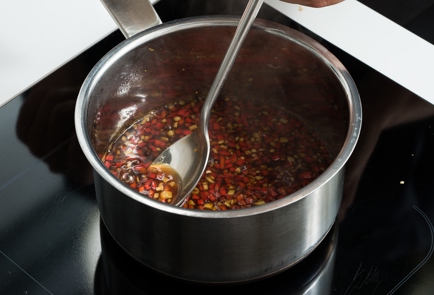 Фото шага рецепта Скумбрия на мангале с соевым соусом 152628 шаг 3  