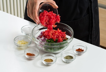 Фото шага рецепта Скумбрия на мангале с томатным чимичурри 152629 шаг 10  
