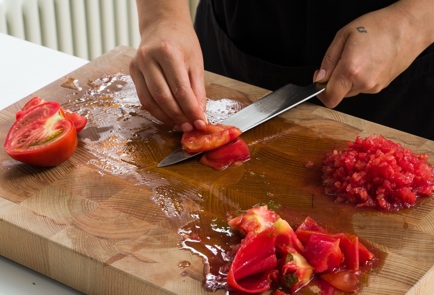 Фото шага рецепта Скумбрия на мангале с томатным чимичурри 152629 шаг 8  