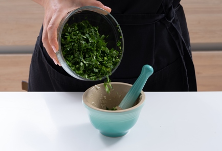 Фото шага рецепта Скумбрия на мангале с зеленым соусом 152630 шаг 10  