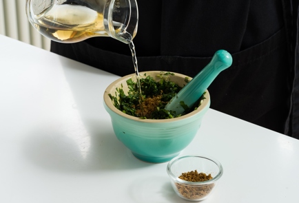 Фото шага рецепта Скумбрия на мангале с зеленым соусом 152630 шаг 11  