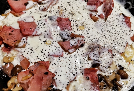 Фото шага рецепта Сливочная паста с беконом и грибами шимеджи 151220 шаг 15  