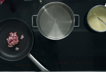 Фото шага рецепта Сливочная паста с беконом и грибами 152267 шаг 2  