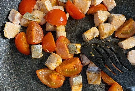 Фото шага рецепта Сливочнотоматная паста с рыбой и томатами 186531 шаг 6  