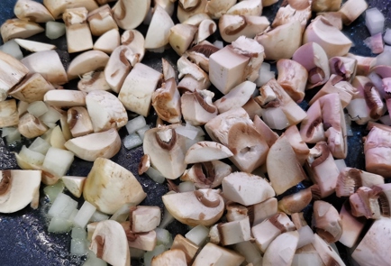 Фото шага рецепта Сливочный жюльен с грибами и мидиями 152237 шаг 3  