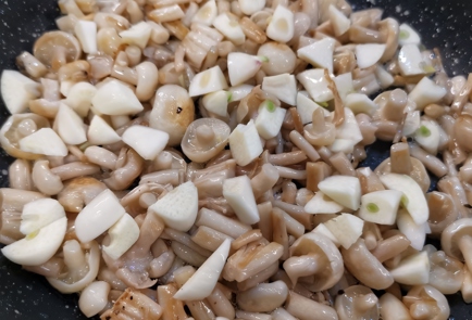 Фото шага рецепта Сливочный салат с грибами шимеджи 152304 шаг 5  