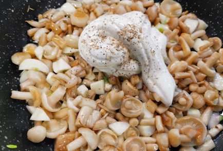 Фото шага рецепта Сливочный салат с грибами шимеджи 152304 шаг 6  