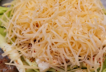 Фото шага рецепта Сливочные капустные стейки с сыром 152587 шаг 8  