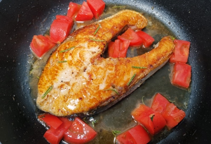 Фото шага рецепта Сливочный стейк лосося со шпинатом 176318 шаг 10  
