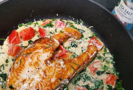 Фото шага рецепта Сливочный стейк лосося со шпинатом 176318 шаг 12  