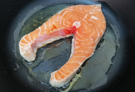 Фото шага рецепта Сливочный стейк лосося со шпинатом 176318 шаг 4  