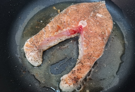 Фото шага рецепта Сливочный стейк лосося со шпинатом 176318 шаг 5  