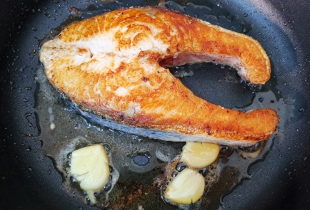 Фото шага рецепта Сливочный стейк лосося со шпинатом 176318 шаг 6  