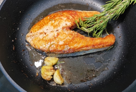 Фото шага рецепта Сливочный стейк лосося со шпинатом 176318 шаг 7  