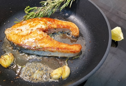 Фото шага рецепта Сливочный стейк лосося со шпинатом 176318 шаг 8  