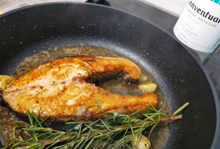 Фото шага рецепта Сливочный стейк лосося со шпинатом 176318 шаг 9  