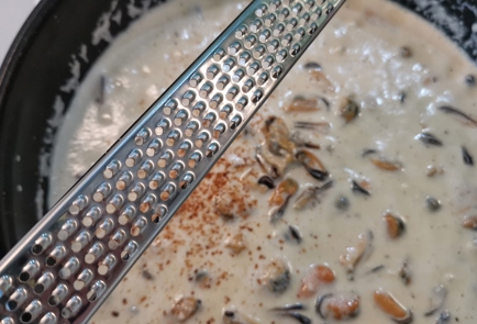 Фото шага рецепта Сливочный суп с мидиями 173576 шаг 10  