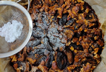 Фото шага рецепта Сливовый пирог с какао и орехами 174783 шаг 11  