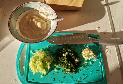 Фото шага рецепта Сметанный соус с огурцом 151074 шаг 2  