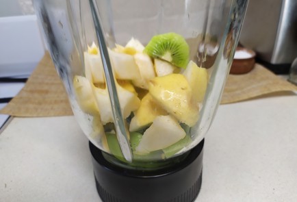 Фото шага рецепта Смузи с киви грушей и овсянкой 190880 шаг 3