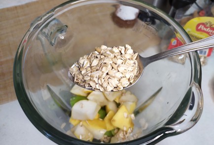 Фото шага рецепта Смузи с киви грушей и овсянкой 190880 шаг 4