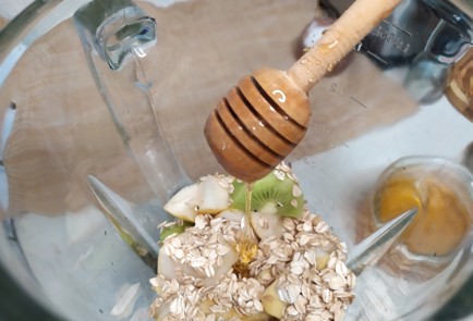 Фото шага рецепта Смузи с киви грушей и овсянкой 190880 шаг 5