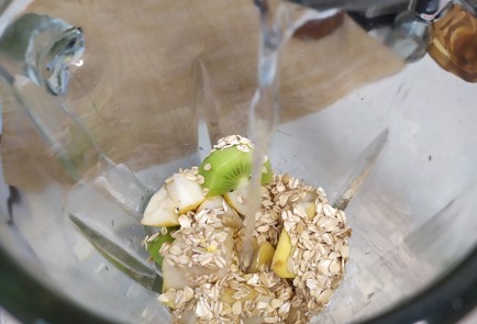 Фото шага рецепта Смузи с киви грушей и овсянкой 190880 шаг 6