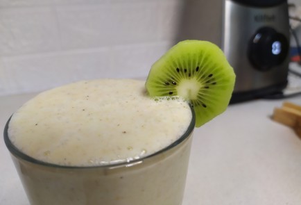 Фото шага рецепта Смузи с киви грушей и овсянкой 190880 шаг 9