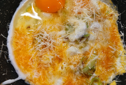 Фото шага рецепта Сочная луковая яичница с сыром 152011 шаг 5  