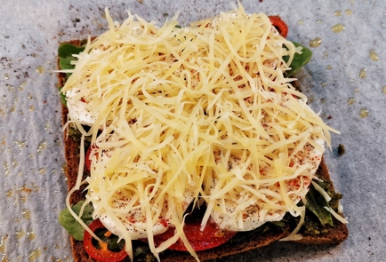 Фото шага рецепта Сочный сэндвич с моцареллой и пармезаном 152928 шаг 8  