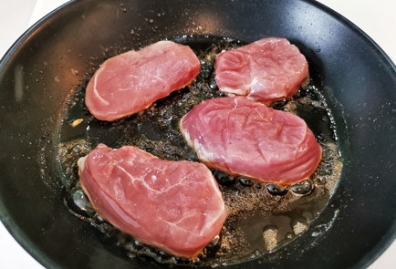 Рецепт: Стейк из свиной шеи на сковороде - Свиная шея с чесноком и специями